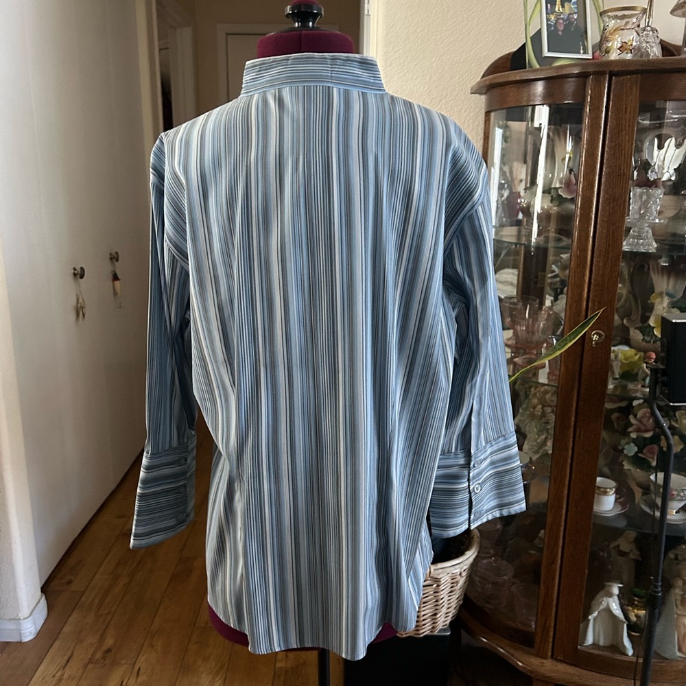 DCC 3/4 Length Shirt With V- Neckline - Picture 4 of 4